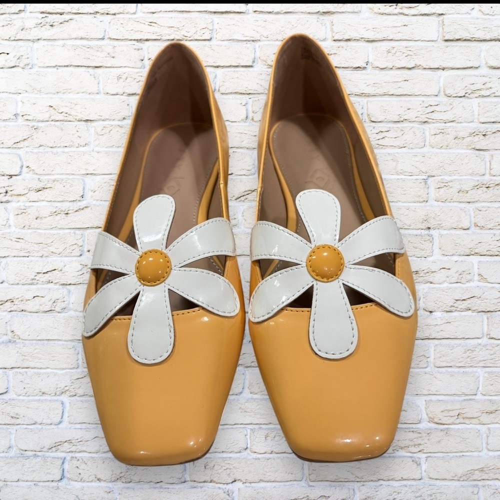 Katy Perry Collections Yellow Patent Flats with White Daisy Accent - Picture 2 of 7
